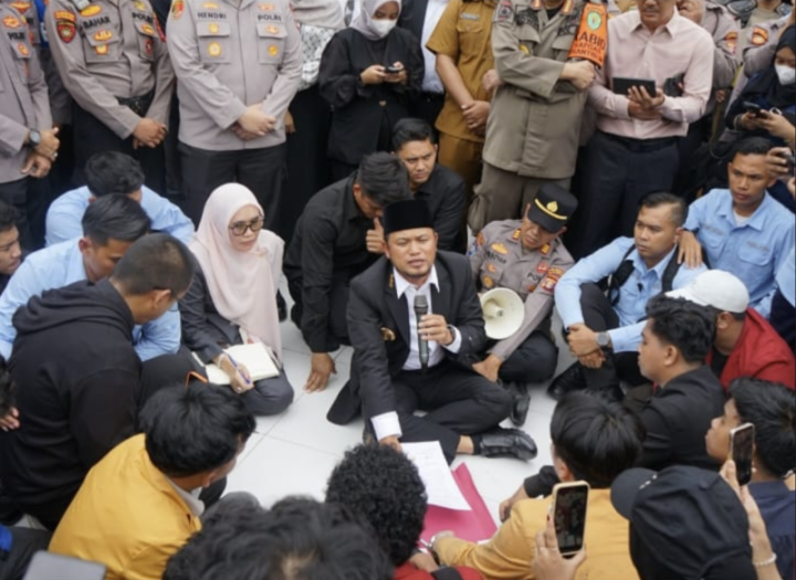 Mahasiswa Kaltim Teriak “Gratispol.., Gagalpol..” Didepan Muka Gubernur Rudy Masud, Aksi Evaluasi Satu Tahun Program Pemprov Kaltim