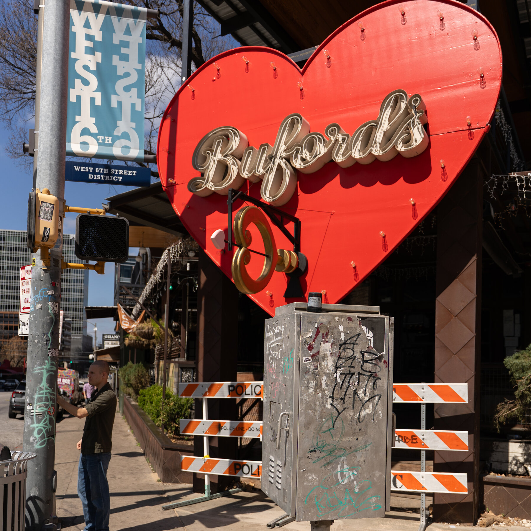 Penembakan Austin Guncang Primari Texas: Debat Imigrasi dan Kontrol Senjata Memanas