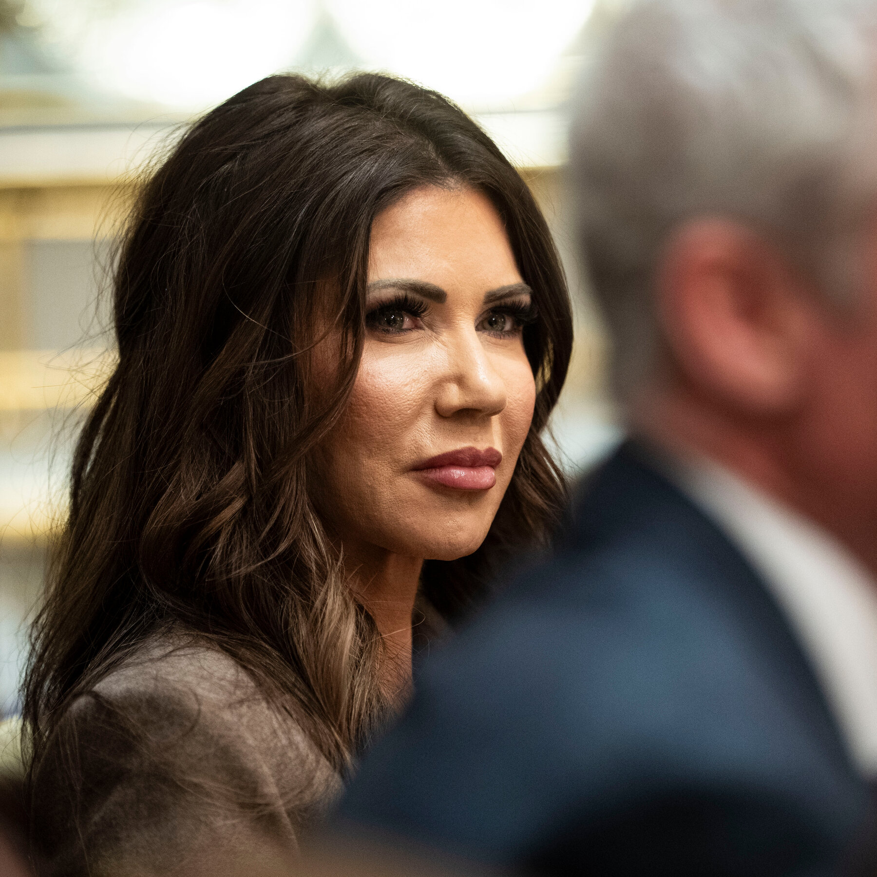 Kristi Noem Hadapi Kongres: Bahas Imigrasi Minnesota dan Kontra-Terorisme Pasca-Iran