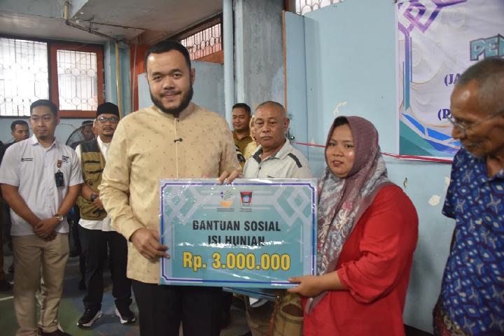 Wali Kota Padang Salurkan Bantuan Presiden Prabowo untuk Korban Bencana Hidrometeorologi