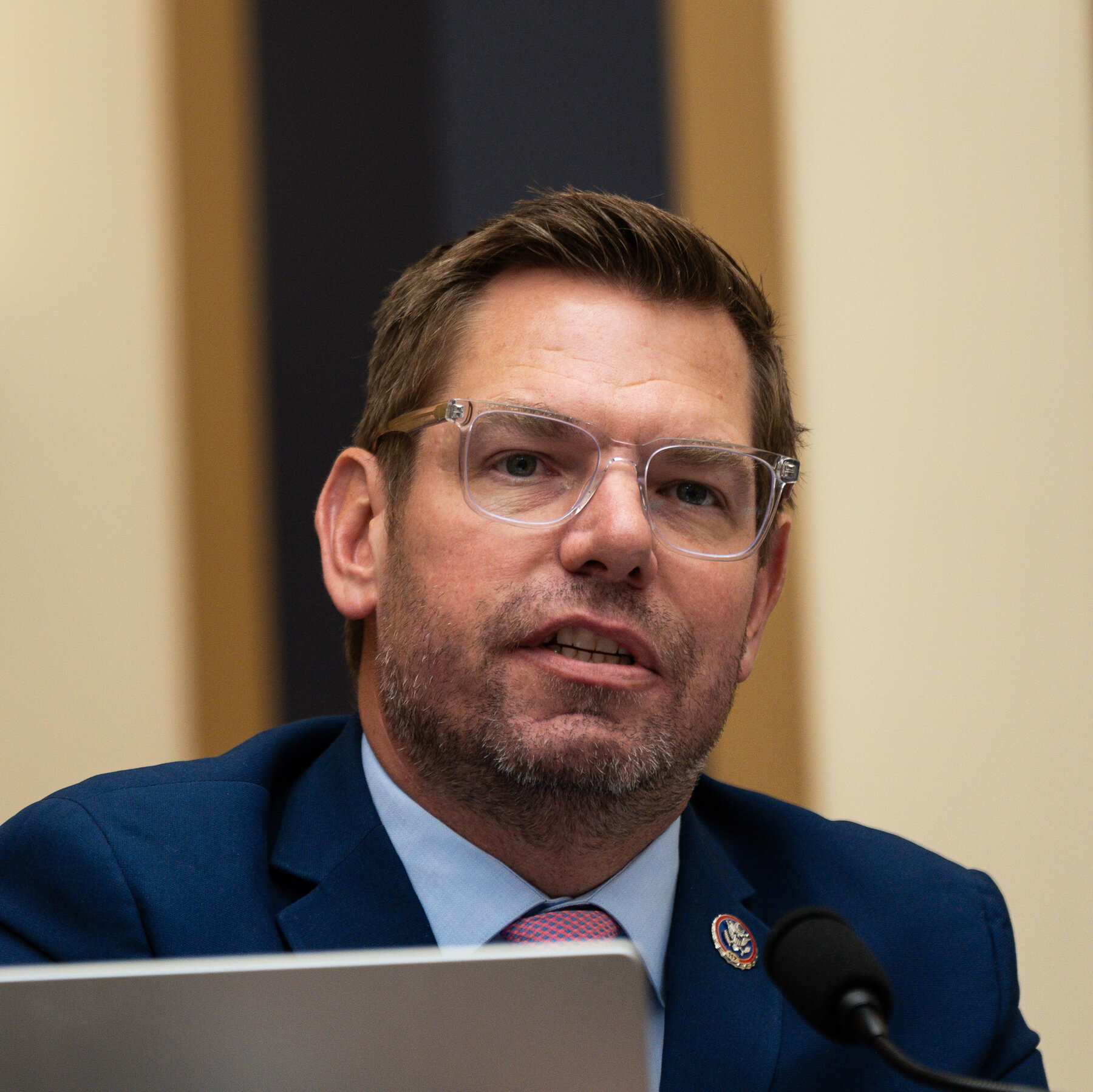 Instruksi Trump ke FBI Gali File Lama Eric Swalwell Picu Kekhawatiran Internal