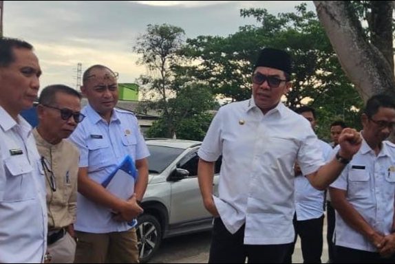 Walikota Andi Harun didampingi ketua TWAP, KABID ASET saat sidak.