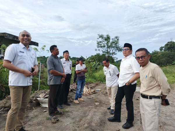 Walikota Andi Harun didampingi ketua TWAP, KABID ASET saat sidak di Perum Korpri.
