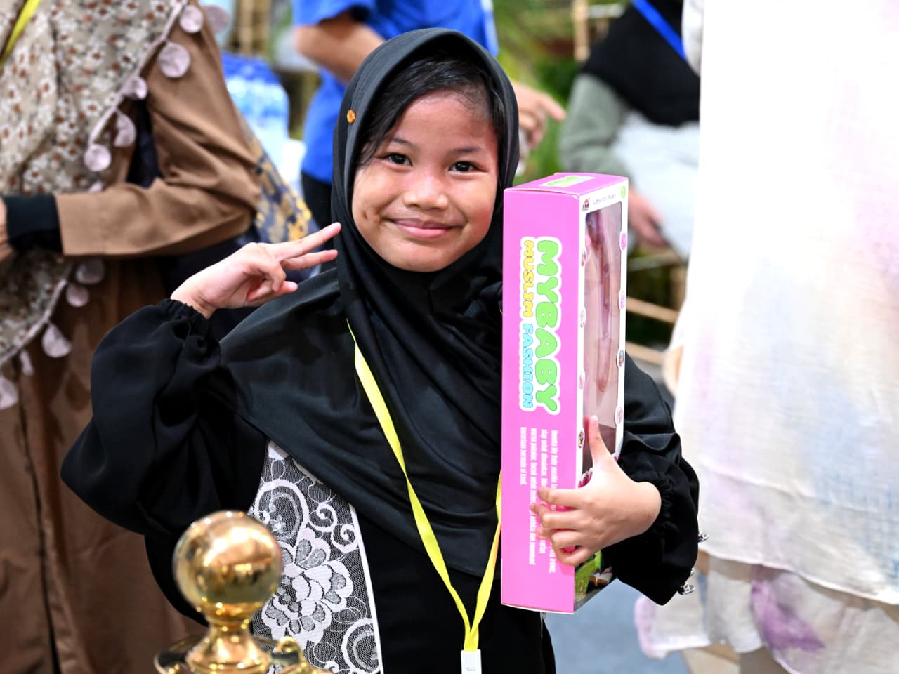 Presiden Prabowo Bagikan Mainan di Open House Istana, Perkuat Citra Pemimpin Merakyat