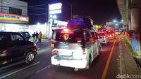 Puncak Arus Mudik Merak Mencekik, Antrean Kendaraan Tumpah ke Jalur Arteri