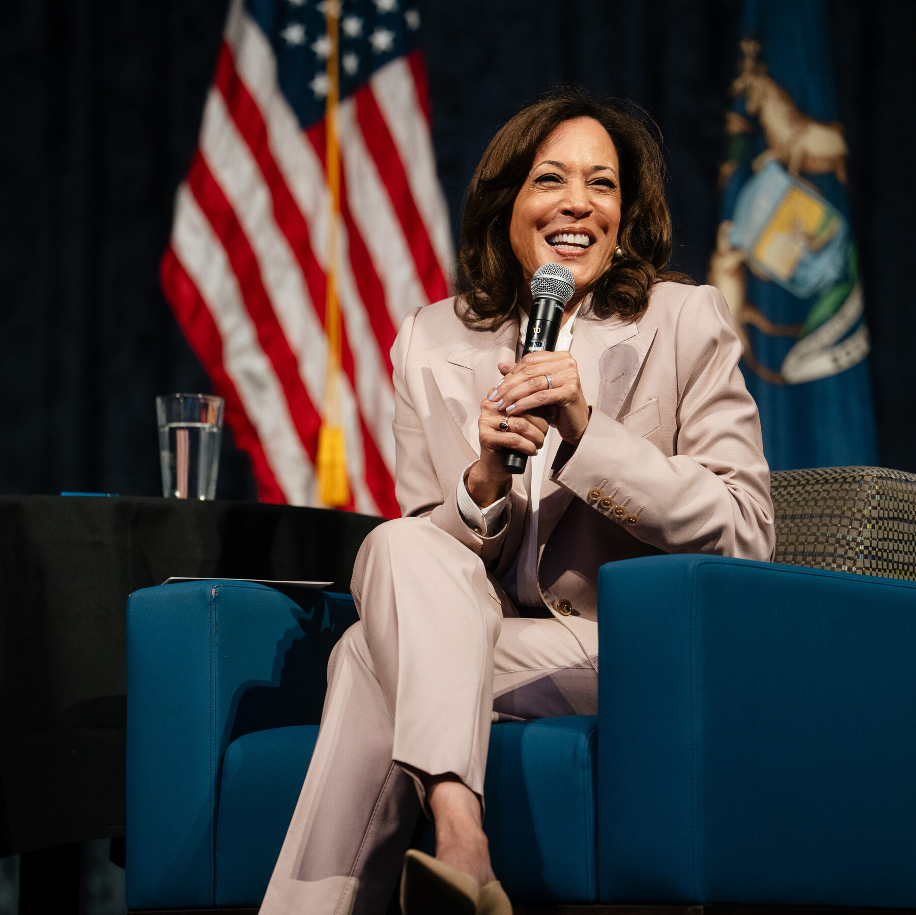 Tokoh Demokrat Uji Panggung di Michigan: Spekulasi Pilpres 2028 dan Serangan Kritis ke Trump