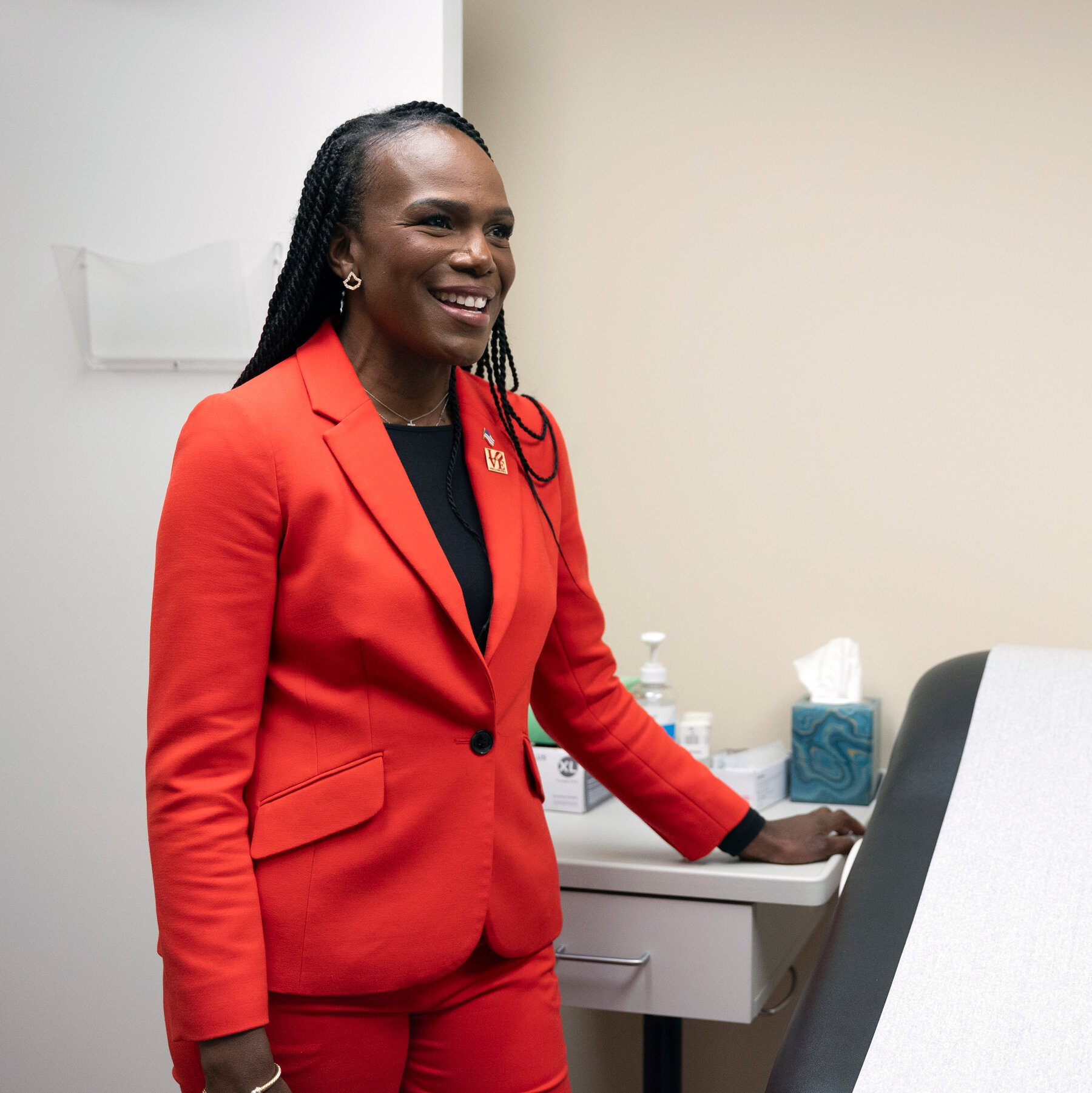 Dokter Demokrat Gencarkan Kampanye Pro-Vaksin di Pemilu Sela Lawan RFK Jr.