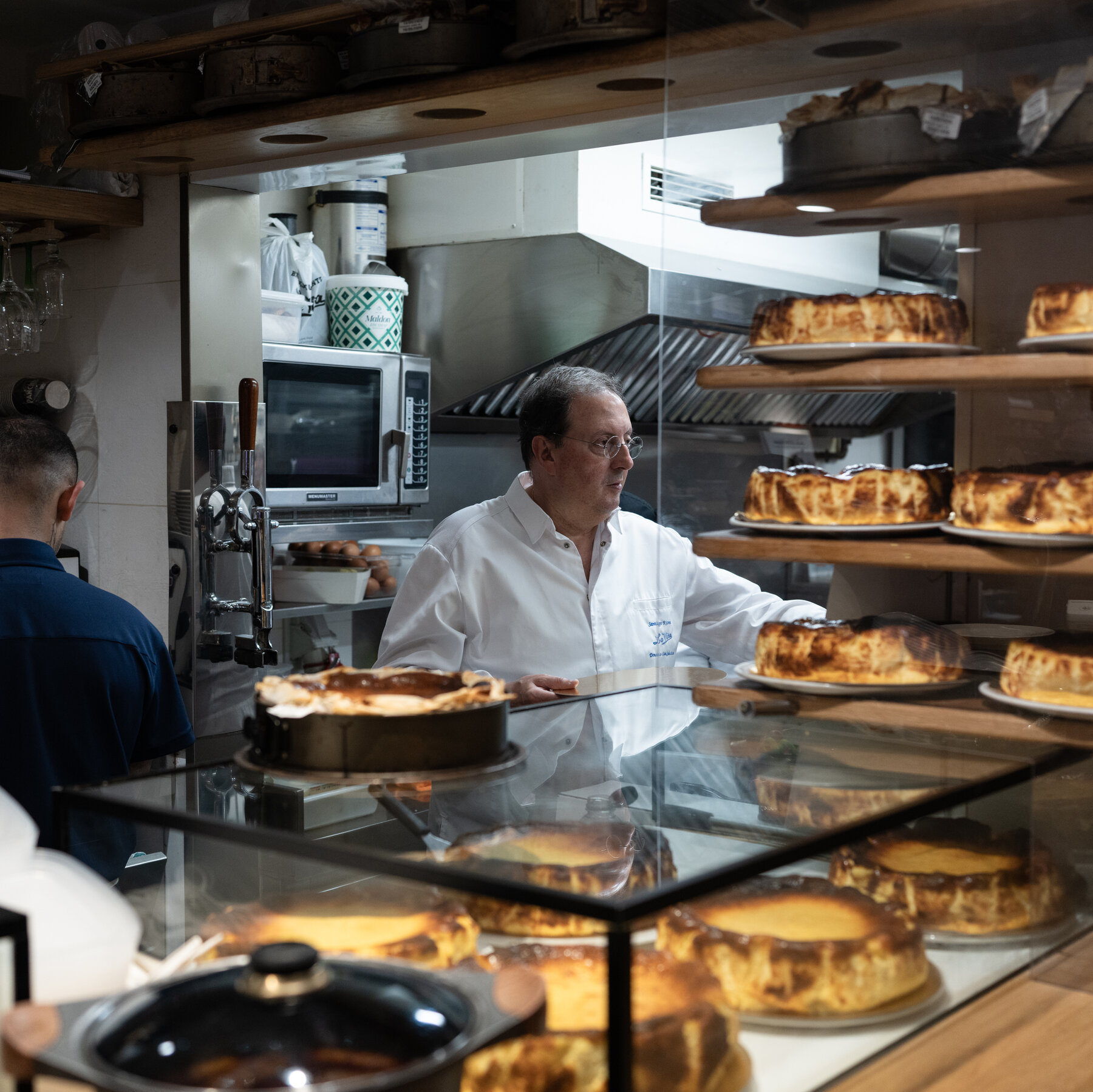 Pensiunnya Sang Maestro Basque Cheesecake: Santiago Rivera dan Sisi Lain Inovasi Kuliner Global