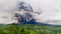 Gunung Semeru Erupsi Dahsyat, Status Siaga Level III Diterapkan, Zona Bahaya Diperluas