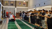 Presiden Prabowo Hadiri Pemakaman Militer Mantan Menhan Ryamizard Ryacudu di TMP Kalibata
