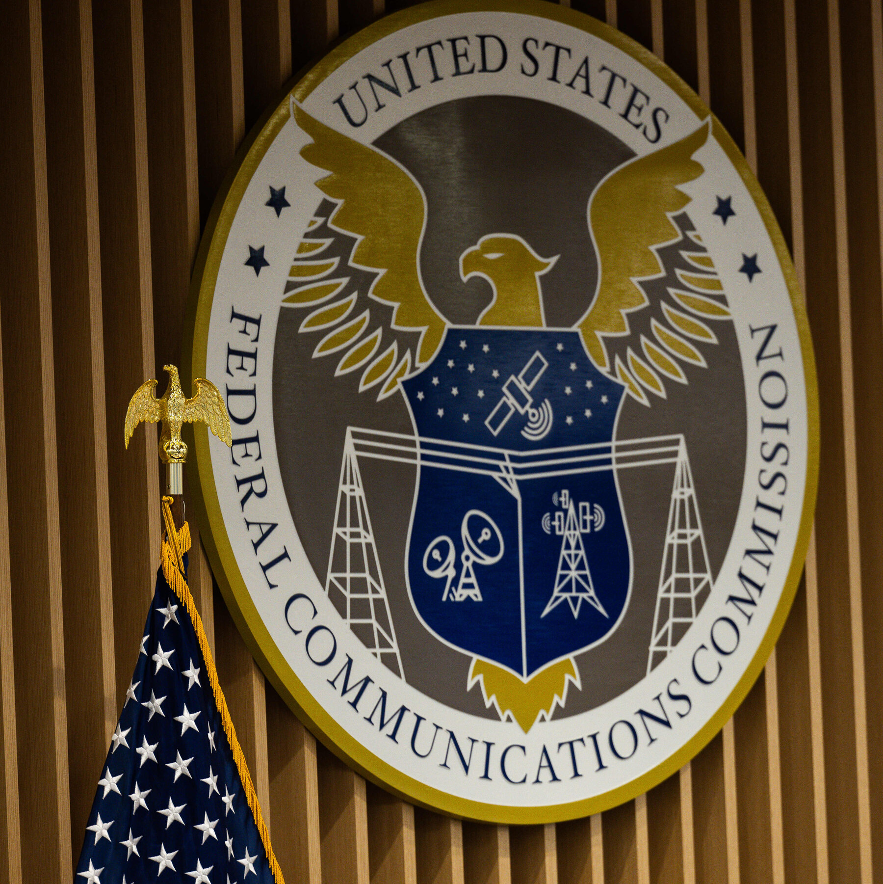 Mahkamah Agung Perkuat FCC: Denda Operator Seluler Tanpa Sidang Juri Sah