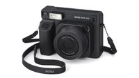 Fujifilm Instax Wide 400 Jet Black Sasar Generasi Z dengan Estetika Analog Minimalis