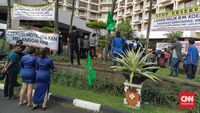 Massa Penolak Eksekusi Hotel Sultan Beraksi, Ratusan Petugas Siaga Pengosongan