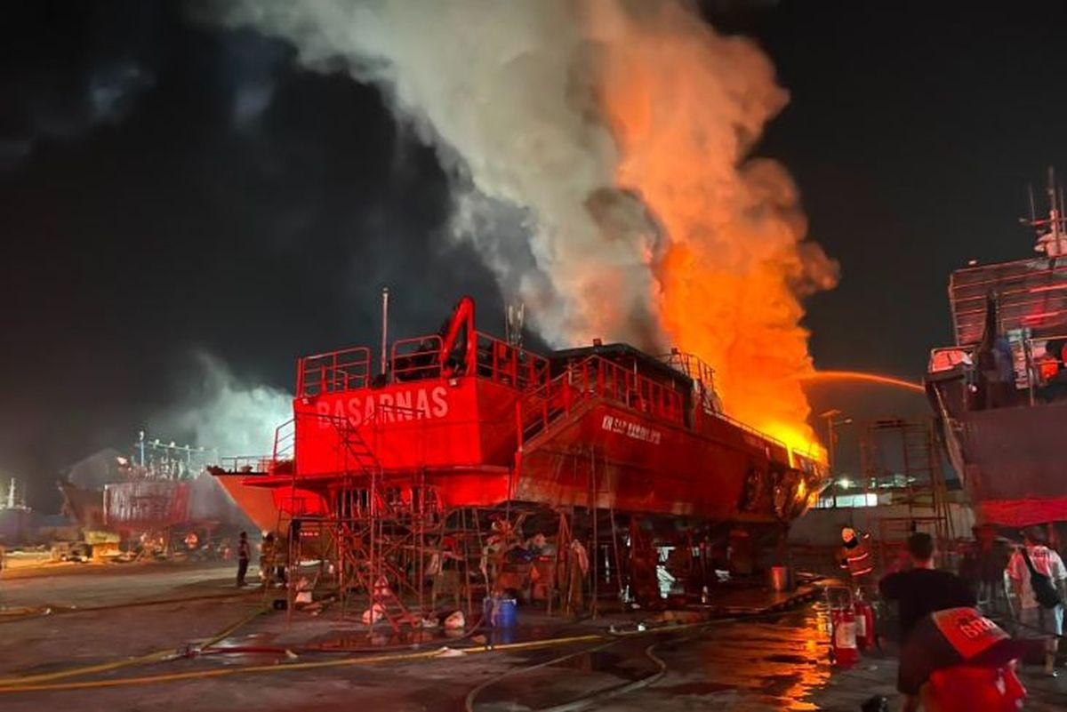 Kapal Patroli Basarnas Ludes Terbakar di Muara Baru, Investigasi Dimulai