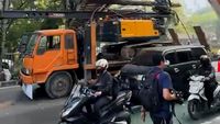 JPO Tendean Nyaris Runtuh Ditabrak Truk Crane, Lalu Lintas Terganggu