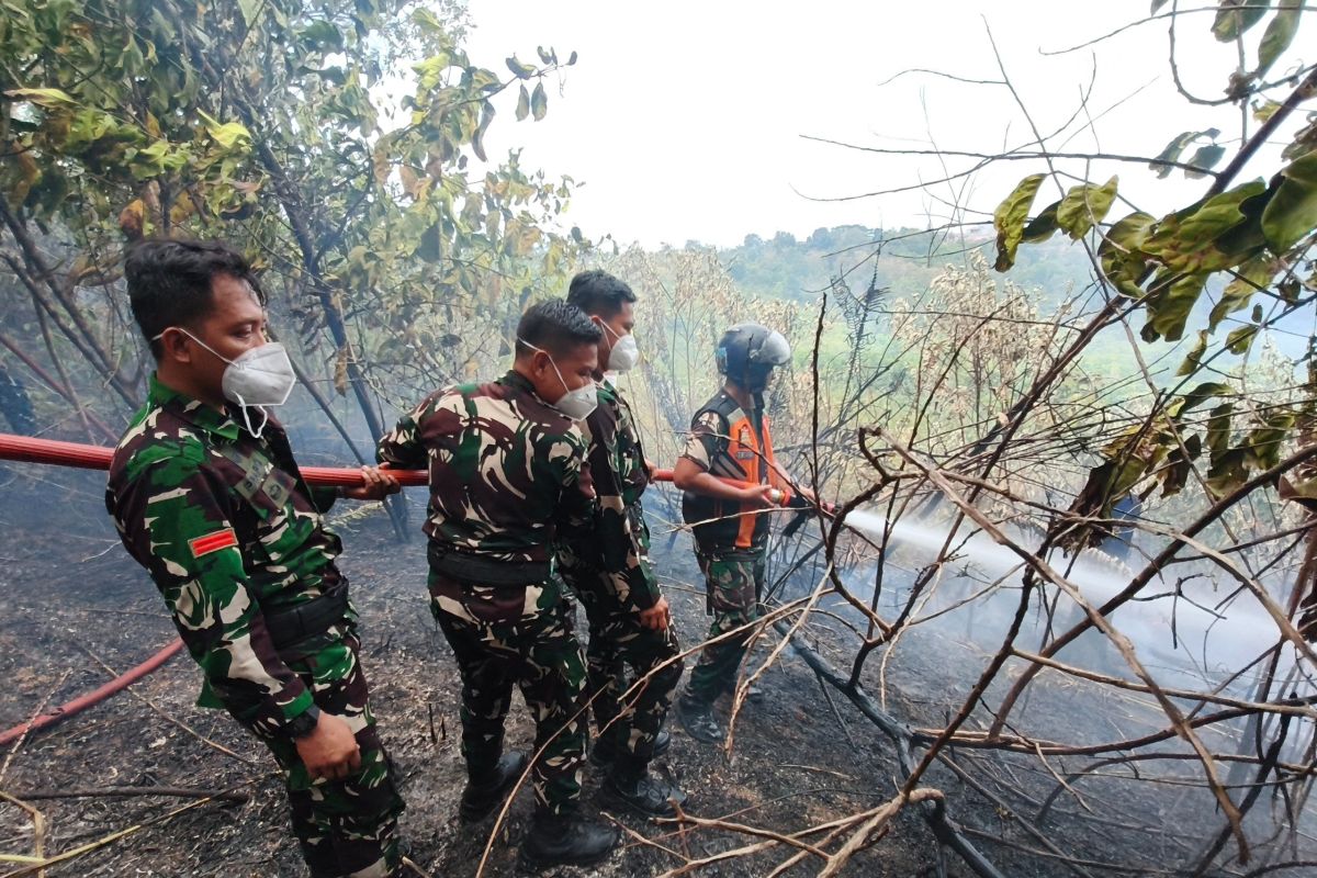 TNI AU Lanud Dhomber Sigap Atasi Kebakaran Lahan Dekat Permukiman Warga Balikpapan