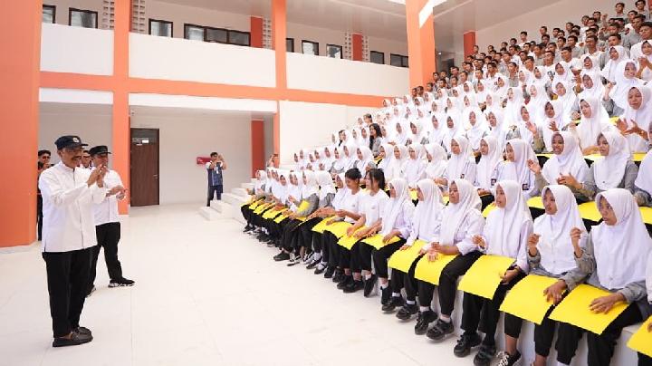 Ratusan Siswa Sekolah Rakyat Sulsel Tampilkan Paper Mob Sambut Mensos, Etika Pendidikan Disorot