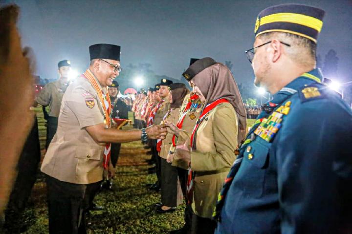 Dedikasi Teruji, Ketua Kwarcab Pekanbaru Raih Lencana Darma Bakti Pramuka