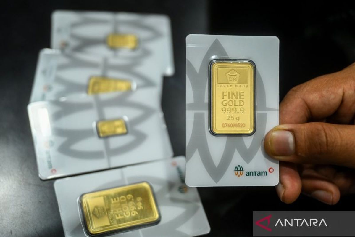 Harga Emas Antam Terkoreksi Rp5.000, Sentuh Rp2,718 Juta per Gram pada Jumat