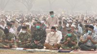 Ribuan Warga Kalbar Shalat Istisqa di Tengah Kabut Asap Parah: Desakan Solusi Permanen Mendesak