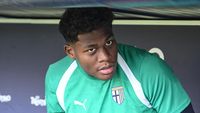 Aston Villa Dekati Zion Suzuki, Emiliano Martinez Terbuka Pindah ke Juventus?